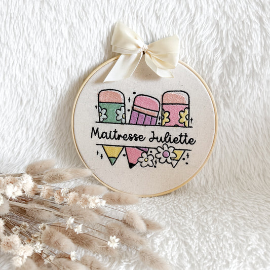 Tambourin maîtresse / atsem / nounou